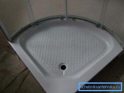 Se presenta un rincón de ducha con una bandeja acrílica baja de 80x80 mm. Se presenta un rincón de ducha con una bandeja acrílica baja de 80x80 mm.