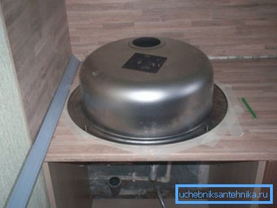 La cinta adhesiva pre-pegada protegerá la superficie de la mesa de los rasguños. La cinta adhesiva pre-pegada protegerá la superficie de la mesa de los rasguños.