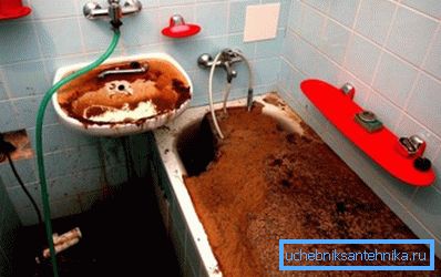 Cuando se usan productos químicos, primero es necesario eliminar toda el agua de los accesorios de plomería, aunque las instrucciones de algunas mezclas sugieren dejar un poco de líquido en la tubería para diluir la composición y reducir la concentración. Cuando se usan productos químicos, primero es necesario eliminar toda el agua de los accesorios de plomería, aunque las instrucciones de algunas mezclas sugieren dejar un poco de líquido en la tubería para diluir la composición y reducir la concentración.