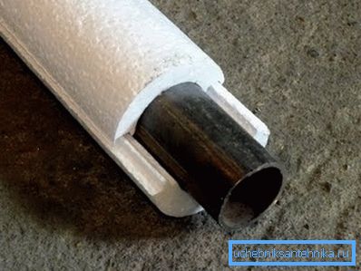 Al colocar tubos en el exterior, deben estar aislados. Al colocar tubos en el exterior, deben estar aislados.