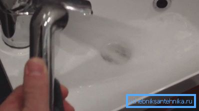 Cuando presiona un botón en la ducha, las válvulas detienen el flujo de agua a la salida. Cuando presiona un botón en la ducha, las válvulas detienen el flujo de agua a la salida.