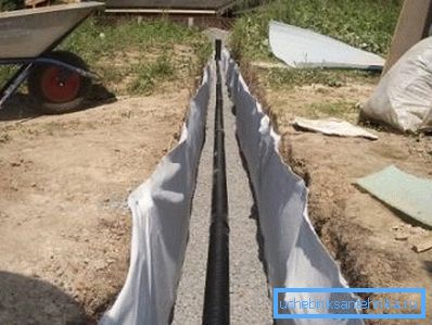 Cuando la colocación de poca profundidad es muy importante para hacer una cama sólida y uniforme con grava o grava. Cuando la colocación de poca profundidad es muy importante para hacer una cama sólida y uniforme con grava o grava.