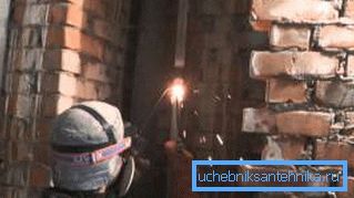 Cuando trabaje con soldadura a gas, asegúrese de usar equipo de protección. Cuando trabaje con soldadura a gas, asegúrese de usar equipo de protección.
