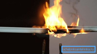 Cuando el PVC se quema, se libera gas tóxico. Cuando el PVC se quema, se libera gas tóxico.