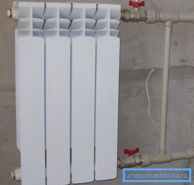 Con esta disposición, el radiador se puede aislar completamente con sus propias manos. Con esta disposición, el radiador se puede aislar completamente con sus propias manos.