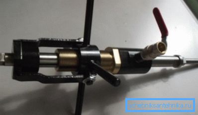 Dispositivo para insertar en un tubo bajo presión. Dispositivo para insertar en un tubo bajo presión.