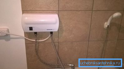 El aparato de 3.5 kW se puede enchufar en un tomacorriente de pared, pero con requisitos estrictos de cableado. El aparato de 3.5 kW se puede enchufar en un tomacorriente de pared, pero con requisitos estrictos de cableado.