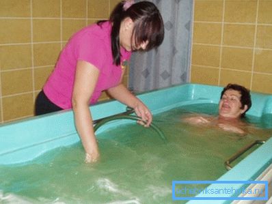 Recepción de procedimientos de agua con ducha de masaje bajo el agua. Recepción de procedimientos de agua con ducha de masaje bajo el agua.