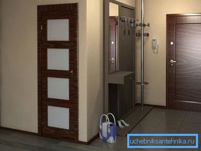 El pasillo de la foto carece de dispositivos de calefacción y se calienta en las habitaciones. El pasillo de la foto carece de dispositivos de calefacción y se calienta en las habitaciones.