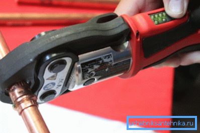 El uso de herramientas manuales para trabajar con tubos de cobre.