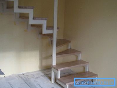 Un ejemplo del uso de una columna cuadrada de acero en interiores. Un ejemplo del uso de una columna cuadrada de acero en interiores.
