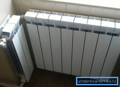 Un ejemplo de una instalación no convencional de radiador de aluminio. Un ejemplo de una instalación no convencional de radiador de aluminio.