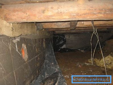 Ejemplo de un agujero en la cimentación debajo de la tubería. Ejemplo de un agujero en la cimentación debajo de la tubería.
