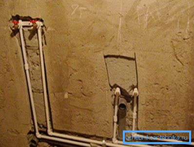 Un ejemplo de la ubicación de las tuberías en la pared. Un ejemplo de la ubicación de las tuberías en la pared.