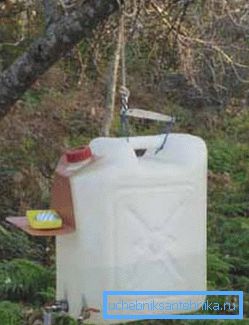 Un ejemplo de un lavabo hecho en casa de un bote.