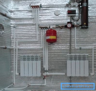 Un ejemplo de un sistema instalado en una sala insonorizada. Un ejemplo de un sistema instalado en una sala insonorizada.