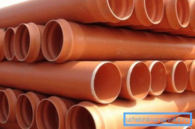 Ejemplo de almacenamiento de tubos de PVC terminados. Ejemplo de almacenamiento de tubos de PVC terminados.