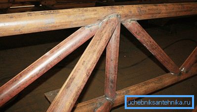 Un ejemplo de un complejo tubo truss redondo. Un ejemplo de un complejo tubo truss redondo.
