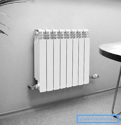 Un ejemplo de cómo se pueden instalar radiadores bimetálicos montados en la parte inferior. Un ejemplo de cómo se pueden instalar radiadores bimetálicos montados en la parte inferior.