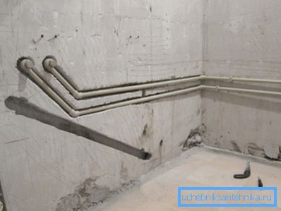 Ejemplo de tuberías dentro de la pasarela. Ejemplo de tuberías dentro de la pasarela.