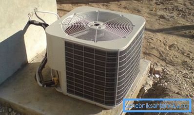 Un ejemplo de instalación de una unidad exterior en una base separada Un ejemplo de instalación de una unidad exterior en una base separada