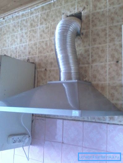 Ejemplo de extracción del tubo en el conducto de ventilación. Ejemplo de extracción del tubo en el conducto de ventilación.