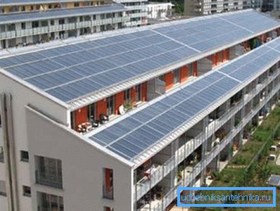 Un ejemplo de un edificio con una gran área de sistemas solares. Un ejemplo de un edificio con una gran área de sistemas solares.