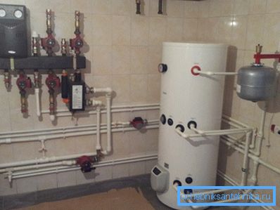 El principio de disposición de la sala de calderas mediante una unidad de doble circuito. El principio de disposición de la sala de calderas mediante una unidad de doble circuito.