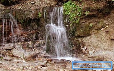 Fuentes naturales de agua dulce: es una salida independiente a la superficie del agua subterránea. Fuentes naturales de agua dulce: es una salida independiente a la superficie del agua subterránea.