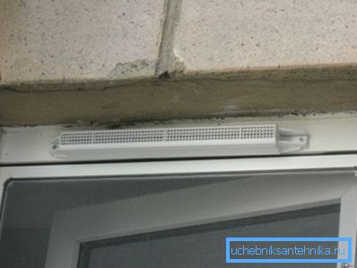 La válvula de entrada para la instalación en un marco de ventana La válvula de entrada para la instalación en un marco de ventana