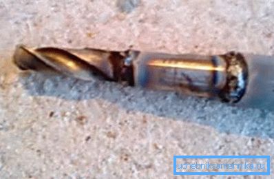 Suelde la punta con un taladro a otro tubo. Suelde la punta con un taladro a otro tubo.