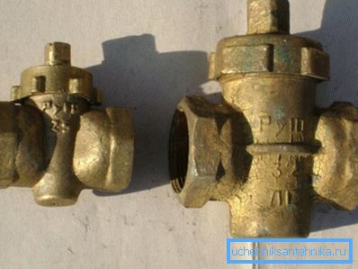 El tapón se mantiene en el cuerpo solo por la cubierta de la glándula. El tapón se mantiene en el cuerpo solo por la cubierta de la glándula.
