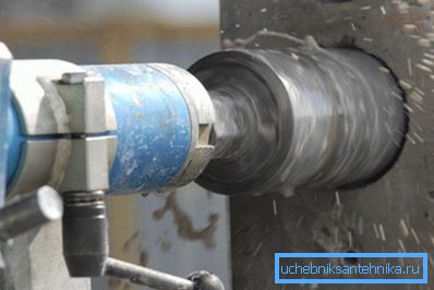 Haciendo un agujero por perforación de diamante. Haciendo un agujero por perforación de diamante.
