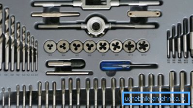 Los artesanos profesionales o cerrajeros que constantemente tienen que lidiar con este tipo de trabajo recomiendan comprar los kits adecuados para estos fines, pero es imperativo que verifique la calidad del metal con el que están hechos. Los artesanos profesionales o cerrajeros que constantemente tienen que lidiar con este tipo de trabajo recomiendan comprar los kits adecuados para estos fines, pero es imperativo que verifique la calidad del metal con el que están hechos.