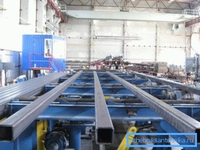 Tubo perfilado producido por laminación o estampación. Tubo perfilado producido por laminación o estampación.