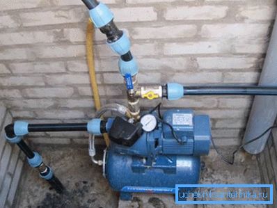 Hacemos la conexión de tuberías de agua. Hacemos la conexión de tuberías de agua.