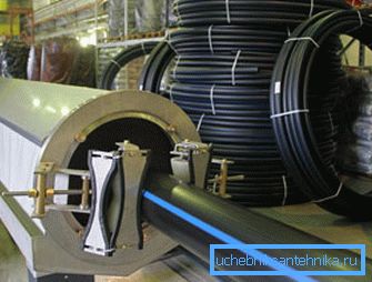 Fabricación de tubos de polietileno en la fábrica. Fabricación de tubos de polietileno en la fábrica.