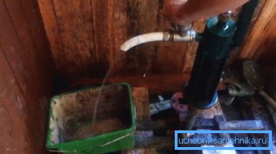 Bombeamos sobre el agua hasta que aparece un chorro transparente. Bombeamos sobre el agua hasta que aparece un chorro transparente.