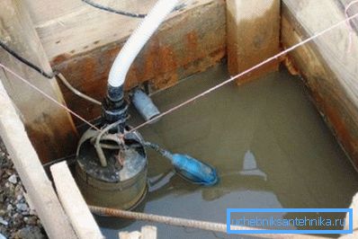Bombeo de la fuente con una bomba de lodos. Bombeo de la fuente con una bomba de lodos.