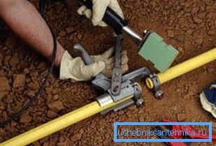 Colocación de tuberías exteriores de tuberías de polipropileno en una parcela rural Colocación de tuberías exteriores de tuberías de polipropileno en una parcela rural