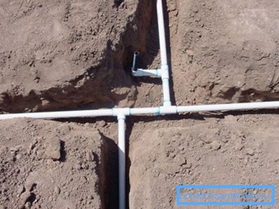 La colocación del suministro de agua para dar La colocación del suministro de agua para dar
