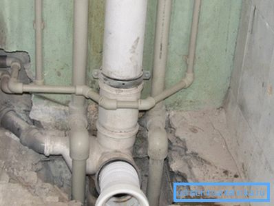 Colocación de fontanería y alcantarillado en el apartamento. Colocación de fontanería y alcantarillado en el apartamento.