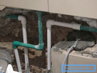 Colocación de tuberías en la pared - no es la mejor opción Colocación de tuberías en la pared - no es la mejor opción
