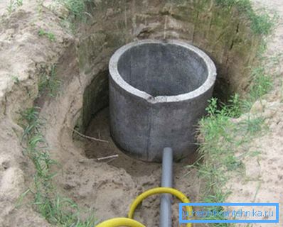 La colocación de la tubería de toma de agua. La colocación de la tubería de toma de agua.