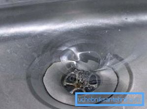 Enjuague el agujero con agua hirviendo. Enjuague el agujero con agua hirviendo.