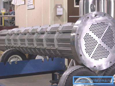 Las unidades industriales se utilizan tanto para calentar el ambiente como para enfriarlo. Las unidades industriales se utilizan tanto para calentar el ambiente como para enfriarlo.