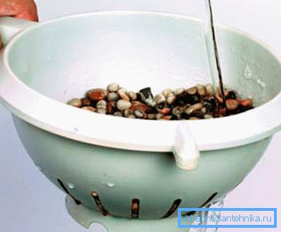Lavamos la cal con grava, que luego se enjuaga bien con agua limpia. Lavamos la cal con grava, que luego se enjuaga bien con agua limpia.