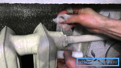 Impregnados con piezas de alabastro y cemento de gasa deben enrollarse firmemente en lugar de la fuga. Impregnados con piezas de alabastro y cemento de gasa deben enrollarse firmemente en lugar de la fuga.