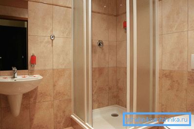 La cabina abierta más simple con hojas correderas. La cabina abierta más simple con hojas correderas.