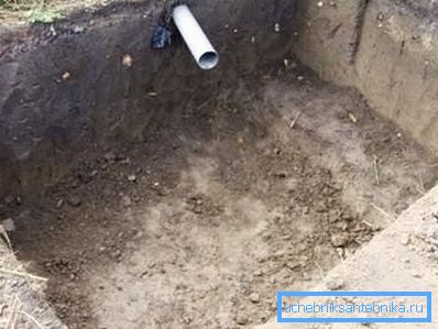 El pozo de drenaje más simple con un tubo enrollado. El pozo de drenaje más simple con un tubo enrollado.